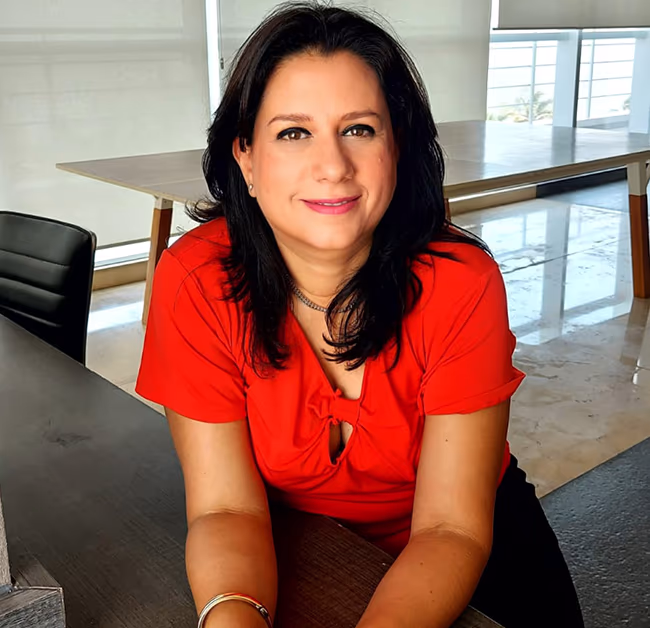 Empresaria profesional sonriendo en un entorno de
oficina